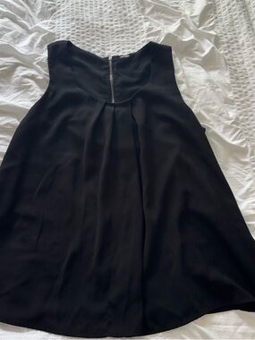 Black Sleeveless Pleat-Front Blouse size Large